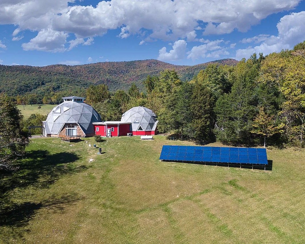 Cover Image for Sustainable Living in This Geodesic Dome Home